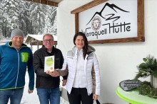 Antonia Sturm übergibt Zertifikat an den Gastronomen Wilfried Ehrhardt in Fehrenbach 