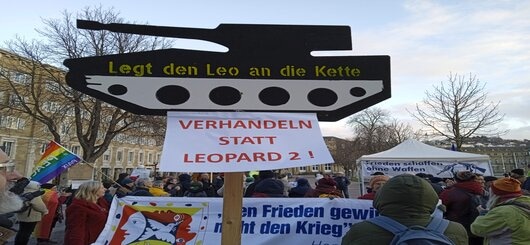 Panzer als Demoschild, Stuttgart, 20.01.2023