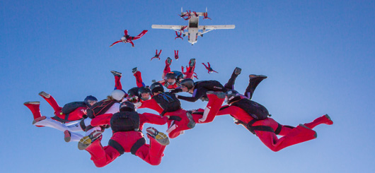 Absprung! Eine Springermannschaft beim Sprung aus der Shots Skyvan