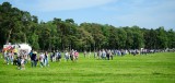 BesucherInnen auf dem Weg zur Pferdearena