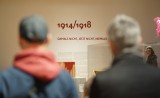 Andächtiger und konzentrierter Blick auf das Ausstelluingsthema