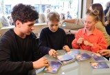 Die Kinderstars beim Autogramme schreiben