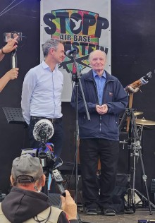 Eugen Drewermann (rechts) neben Daniele Ganser (links)
