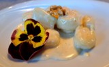 Ravioli fatti a mano con salsa al formaggio