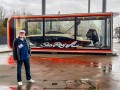 K. Posser mit Spektakulärem Schaukasten vor Eingang Süd