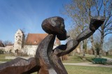 Faszinierend beleben die Skulpturen die Altstadtkulisse 