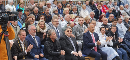 Rumäniens Außenminister Hurezeanu und Peter Maffay umjubelt bei den Heimattagen der Siebenürgen in Dinkelsbühl