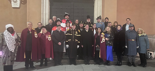 Teilnehmer versammeln sich vor der Kapuzinerkirche nach der Messe zu Ehren Kaiser Franz Josephs I