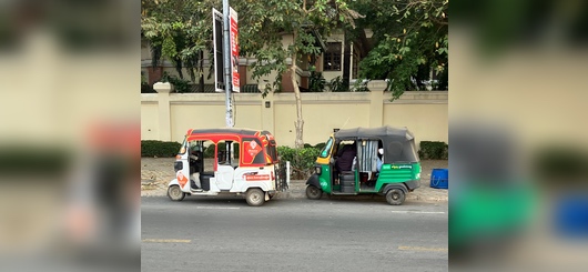wartende Tuk Tuk in Phnom Penh