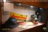 Überreste des Krieges: Helm und Gasmaske im Weltkriegsbunker verdeutlichen das dunkle Kapitel der Fuggerei.