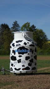 Milchbar so früh noch geschlossen - Kuh schläft noch