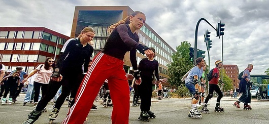 Generationen auf Rollen: Rund 550 Skater starteten am Münsteraner Hafen zur gemeinsamen Tour nach Hiltrup.