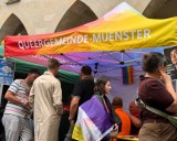 Begegnung und Austausch am Stand der Queergemeinde Münster.