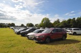 Platz für die vielen Autos war auf dem Rasen