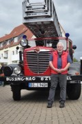 Herr Sämenn mit einem historischen Feuerwehrfahrzeug