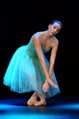 Développé devant en pointe: anmutige Ballettfigur mit nach vorn gestrecktem Bein.