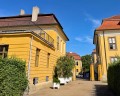 Rückseite des Kavalierhauses mit Blick auf das Pendant gegenüber