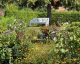Idyllische Bank zwischen Blumen im Park