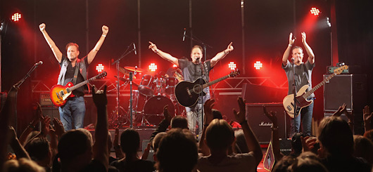 WINGS OF MEMORIAM live in der ((szene)) Wien – intensive Verbindung zwischen Bühne und Publikum. 