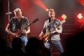 Gitarren, Bass und druckvolle Bühnenenergie prägen den Live-Sound der Band. 